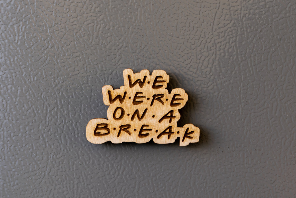 Ξύλινο Μαγνητάκι Friends "We are on a Break " FR11