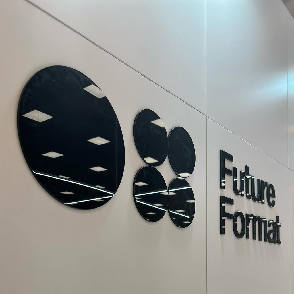 Logo από Plexiglass για το  περίπτερο της Future Format
