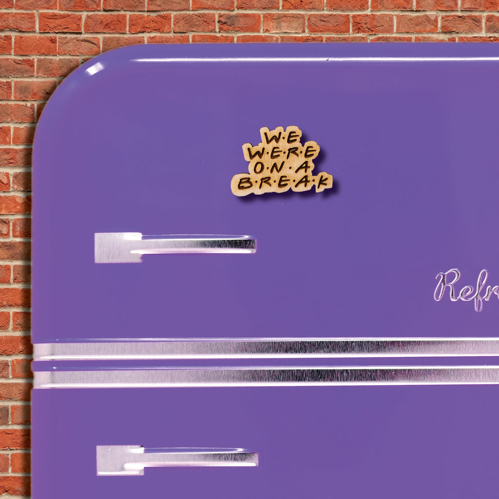 Ξύλινο Μαγνητάκι Friends "We are on a Break " FR11