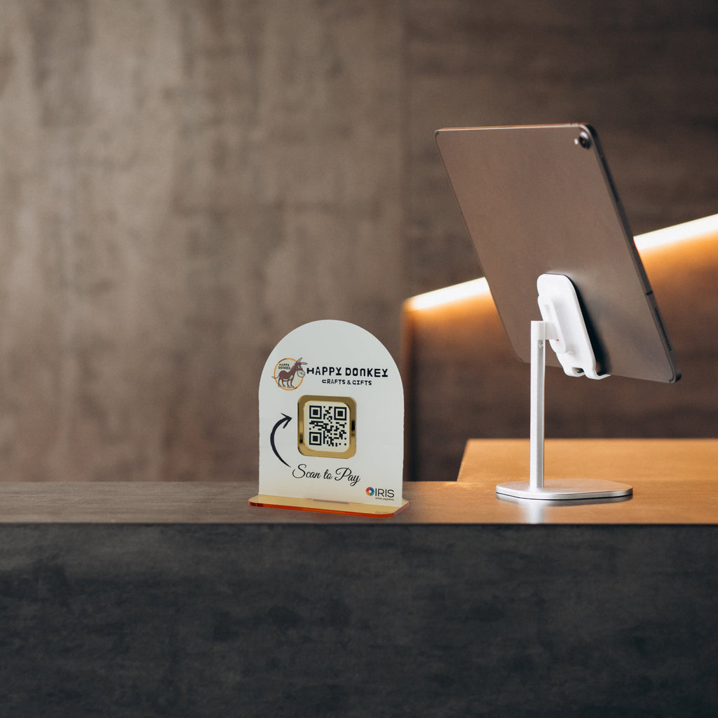 QR Code Stand Iris Payments – Custom σταντ με το brand σας