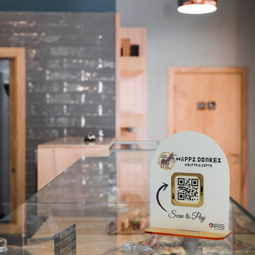 QR Code Stand Iris Payments – Custom σταντ με το brand σας