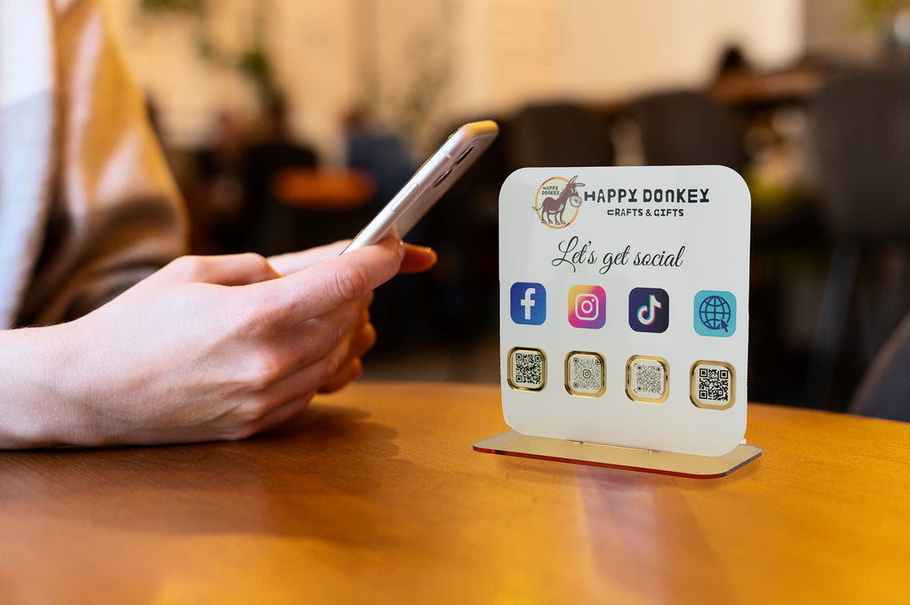 QR Code Stand Social Media – Custom σταντ με το brand σας