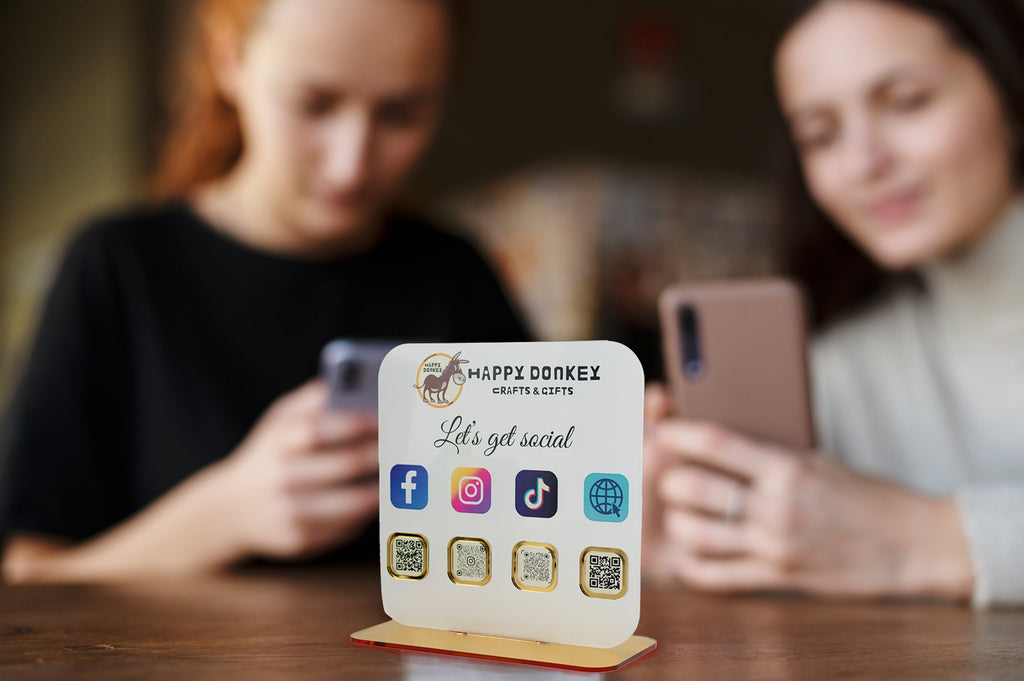 QR Code Stand Social Media – Custom σταντ με το brand σας